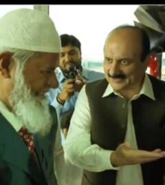 पाकिस्तानियों ने माथा चूम कर किया जाकिर नाइक का स्वागत, यूजर बोले- अनवर बिन इब्राहिम से मिले पीएम मोदी तो मलेशिया छोड़कर भागा भगौड़ा