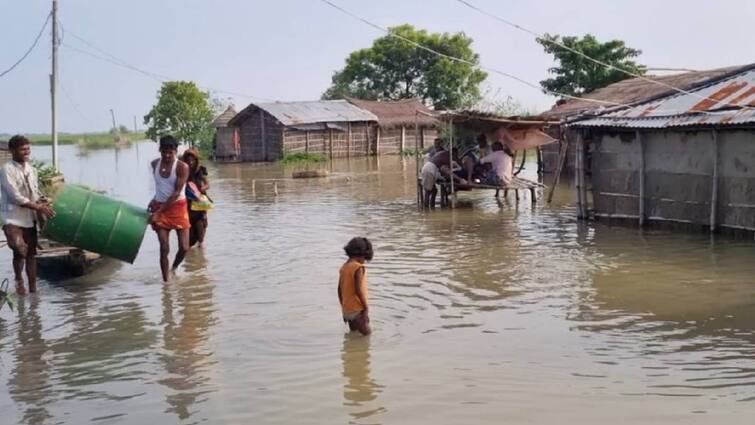 बिहार के कई जिलों में बाढ़ ने मचाई तबाही, तस्वीरों में देखें हालात