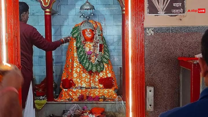 छत्तीसगढ़ के सरगुजा जिले के लुंड्रा गांव में बना हनुमान जी का ये मंदिर अपने आप में रहस्यों से भरा है. ग्रामीणों के अनुसार नेशनल हाइवे के किनारे में बना हनुमान जी के प्राचीन मंदिर में बजरंगबली की मूर्ति अपने आप बढ़ती जा रही है. जो अपने आप में रहस्यों से भरा है.