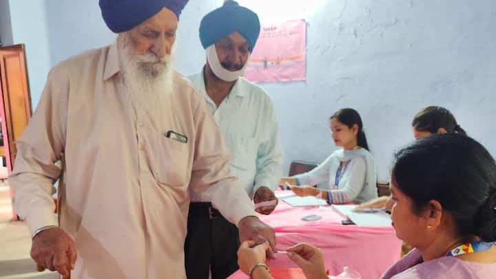 Sardar Gurcharan, 97, gets his finger inked before casting his vote at a pink polling booth in Ramgarh. (Photo:@ECISVEEP)