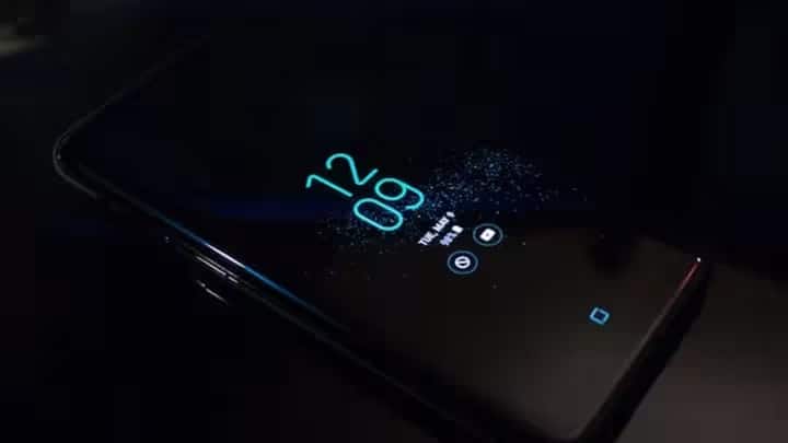 તમને જણાવી દઈએ કે જો તમને પણ એવું લાગે છે તો તરત જ સાવધાન થઈ જાઓ. કારણ કે તમે એક રોગ (નોમોફોબિયા રોગ) ના શિકાર છો, જે ખૂબ જ દુર્લભ છે.