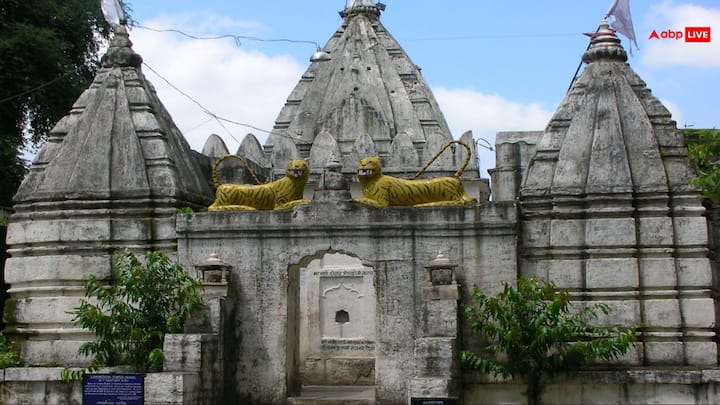 लक्ष्मेश्वर हनुमान मंदिर कर्नाटक के गडग जिले के कोरीकोप्पा गांव में मौजूद है. इस मंदिर की खास बात ये है कि इस मंदिर में हनुमान जी की पूजा मुस्लिम समुदाय के लोगों द्वारा की जाती है. इस मंदिर को लेकर लोगों की अपनी अपनी मान्यताएं हैं.