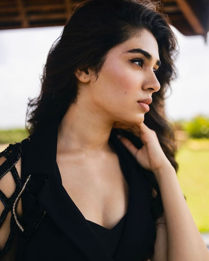 కృతి శెట్టి మోడ్రన్ డ్రెస్​లో చాలా అందంగా ముస్తాబైంది. బ్లాక్ కలర్ డ్రెస్​లో కృతి చాలా స్టైలిష్​గా కనిపించింది. (Images Source : Instagram/Krithi Shetty)