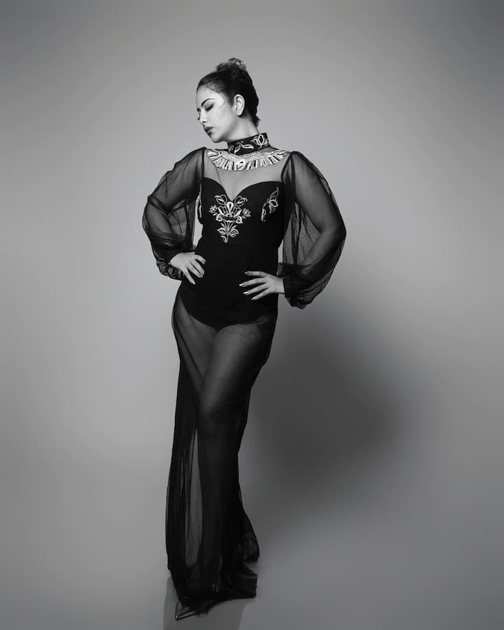 अविका गोर ट्रांसपेरेंट लुक में बेहद बोल्ड लग रही हैं। एक्ट्रेस ने अलग-अलग लुक में कैमरे के सामने बेहद शानदार पोज दिए हैं. एक्ट्रेस का बोल्ड लुक देख फैंस भी उनकी तस्वीरों पर खूब कमेंट कर रहे हैं.