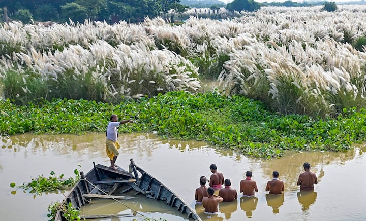 মকর রাশি- মকর রাশির জাতক জাতিকাদের আগামীকাল খুব সাবধানে যানবাহন ব্যবহার করতে হবে। আগামীকাল আপনার যেকোনও ইচ্ছা পূরণ হতে পারে। আপনি আপনার হারানো জিনিস কিছু ফিরে পেতে পারেন।