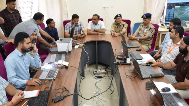 Final-phase polling in Jammu is monitored by security officials at the control room in the district headquarters. (Photo:@dmjammuofficial)