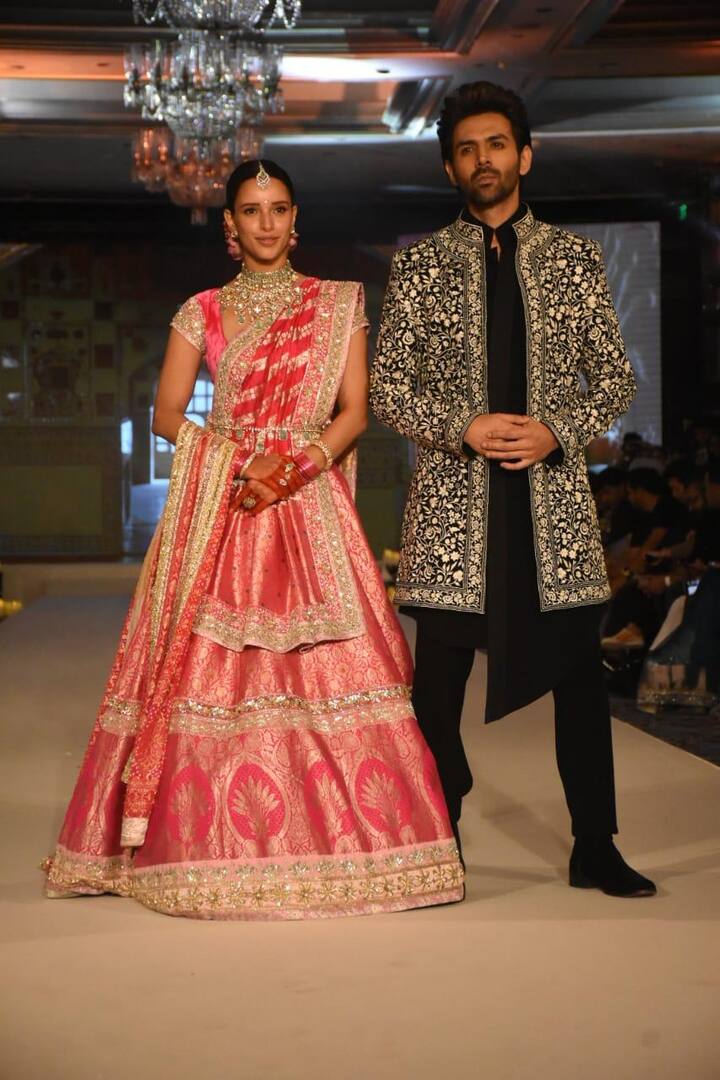 बता दें कि तृप्ति डिमरी और कार्तिक आर्यन फिल्म 'भूल भुलैया 3' में एक साथ नजर आएंगे. फिल्म 1 नवंबर 2024 को सिनेमीघरों में दस्तक देगी.