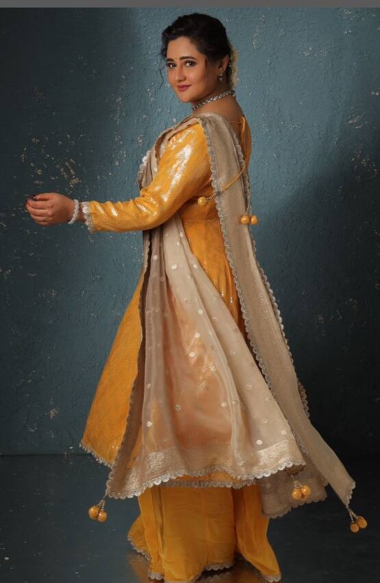 યલો ડ્રેસમાં સિમ્પલ ગર્લ બની રશ્મિ દેસાઇ