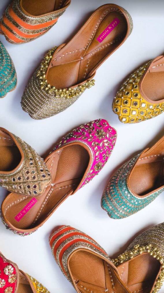 या  गरबा नाईटमध्ये घाला नवीन डिजाईन च्या मोजडी!