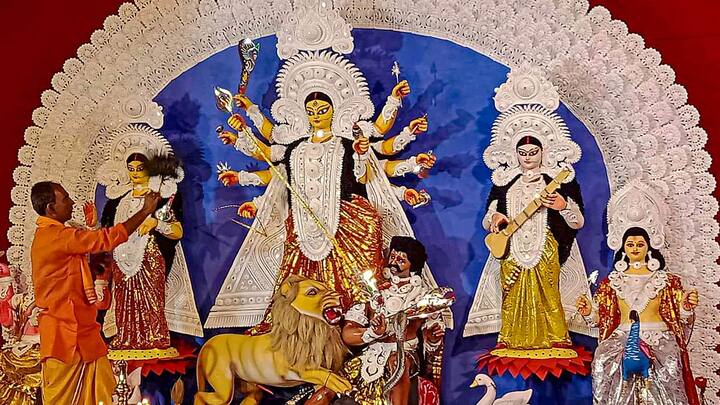 নবমী অর্থাৎ শেষ তিথিতে আদ্যাশক্তিকে সিদ্ধিদাত্রী রূপে পুজো করা হয়। এই দিনে মা সিদ্ধিদাত্রীকে ছোলা ভোগ হিসেবে নিবেদন করুন। তাহলে মায়ের আশীর্বাদে পরিবার সুখ ও শান্তি বজায় থাকার পাশাপাশি সমৃদ্ধিও আসবে। (ছবি সৌজন্য- পিটিআই)