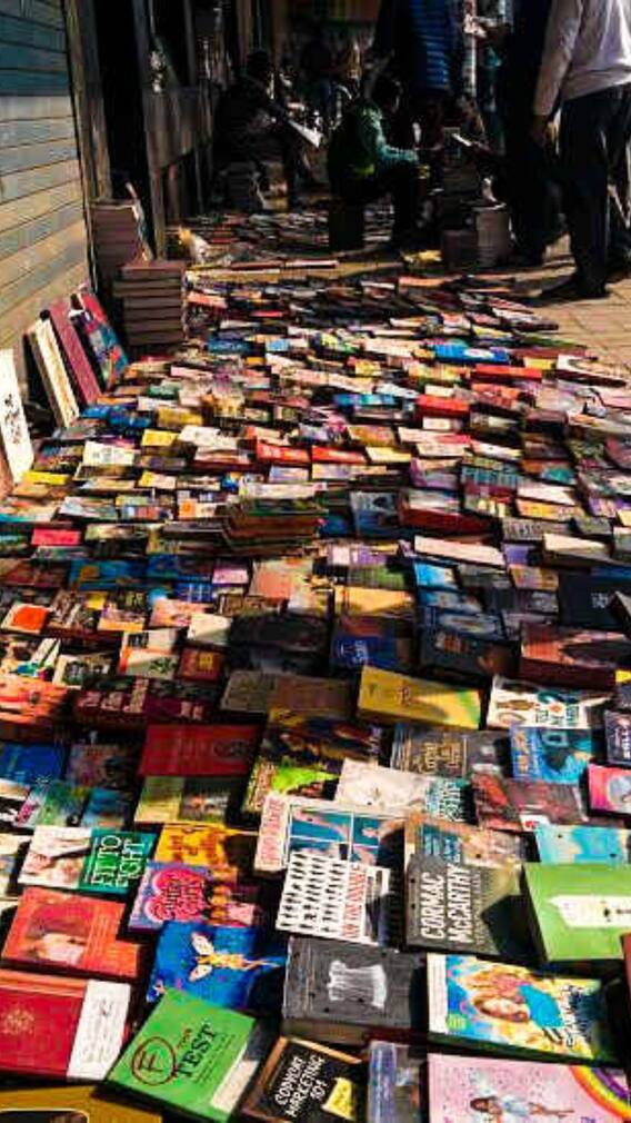 दिल्ली में सिर्फ रविवार को लगती है यह मार्केट, रातभर कर सकते हैं सस्ती शॉपिंग