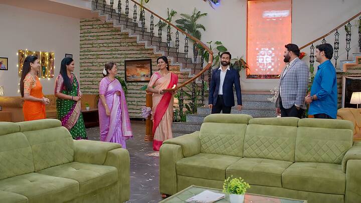 అల్లుడుగారు ఎదురైతే పలకరించు అని కావ్యకు చెబుతుంది కనకం. ఆయన సరిగ్గా మాట్లాడితే నేను మాట్లాడుతా అంటుంది కావ్య. మరోవైపు రాజ్ తో పాటు రుద్రాణి బయలుదేరుతుంది..ఇదేదో పెంట పెట్టేట్టే ఉందనే ఆలోచనతో ఆవెనుకే స్వప్నకూడా తయారవుతుంది.