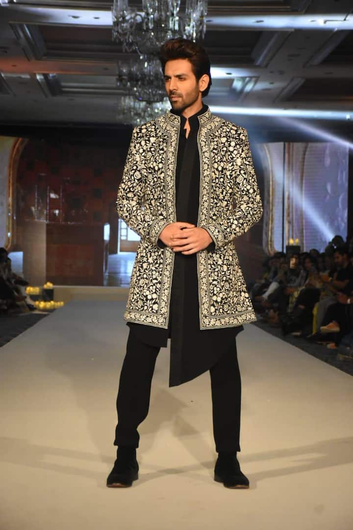 अपने लुक को कार्तिक ने ब्लैक शूज और डैशिंग हेयरस्टाइल के साथ पूरा किया था.