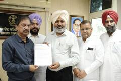 Panchayat Election: ਹਾਈਕੋਰਟ ਪਹੁੰਚਿਆ 2 ਕਰੋੜ ਦੀ ਸਰਪੰਚੀ ਦਾ ਮਾਮਲਾ, ਆਪ ਵਫ਼ਦ ਨੇ ਚੋਣ ਕਮਿਸ਼ਨ ਨਾਲ ਕੀਤੀ ਮੁਲਾਕਾਤ, ਜਾਣੋ ਹੁਣ 'ਅਮੀਰ ਸਰਪੰਚ' ਦਾ ਕੀ ਬਣੇਗਾ ?