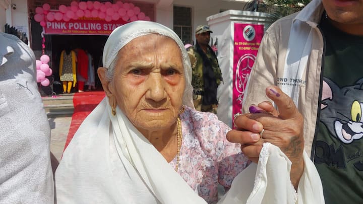 Udhampur resident Kesar Devi, who is 102 years old, shows her inked finger after casting her vote. Voters will decide the fate of 415 candidates in the final phase. (Photo:@radionews_jammu)