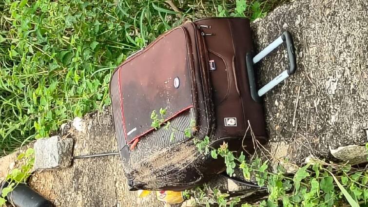Salem crime young girl death body in suitcase in sankagiri Police investigation - TNN Crime: சூட்கேஸில் நிர்வாண நிலையில் இளம்பெண் சடலம்... 12 விரல்கள் கொண்ட பெண்னை கொன்றது யார்?