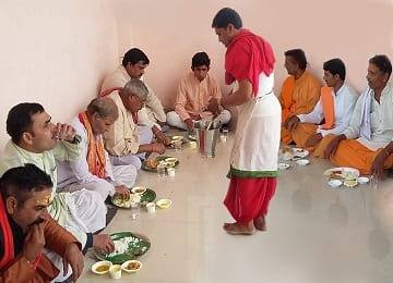 श्राद्धावेळी पान, चांदी, तांबे, कांस्य यापासून बनवलेल्या भांड्यांमध्ये जेवायला दिलं जाऊ शकतं.