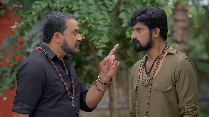 సత్య అన్నింటికీ అడ్డుగా ఉంది..తనని చంపేద్దామని రుద్ర మహదేవయ్యతో అంటాడు. చిన్నా తన చేయి జారకుండా ఉండేందుకు సత్య అనే ఐస్ క్రీమ్ అందించా..సత్య ఈ ఇంటికి రావడం, నందిని ఆ ఇంటికి వెళ్లడం తనకు కలిసొచ్చిందని..MLA అవడం ఖాయం అంటాడు. తనకు తెలియకుండా సత్యపై అటాక్ చేస్తే ఊరుకునేది లేదంటాడు