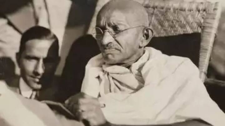 गांधी जी देश में ख्याति प्राप्त हो गई थी. देश के बुजुर्ग से लेकर बच्चे तक उनके विचारों से प्रभावित होने लगे थे. देश आजाद हो चुका था लेकिन गांधी जी विभाजन के फैसले से खुश नहीं थे. और उसकी निराशा उनके चेहरे पर साफ देखी जा सकती थी.