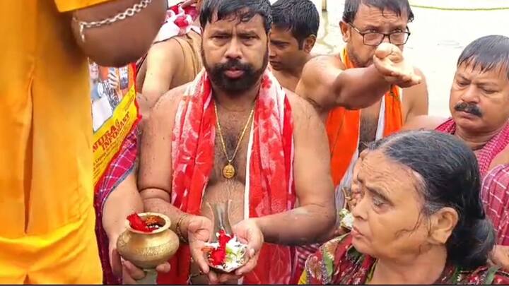 দুর্গাপুর ব্যারাজের দামোদর নদের বিসর্জন ঘাটে তর্পণ করতে দেখা যায় প্রাক্তন তৃণমূল বিধায়ক ও পশ্চিম বর্ধমান জেলা তৃণমূল শ্রমিক সংগঠনের প্রাক্তন সভাপতি বিশ্বনাথ পাড়িয়ালকেও।