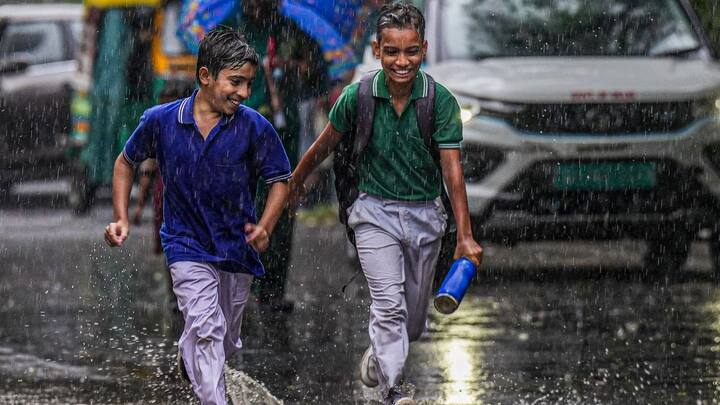 পাশাপাশি গত সপ্তাহ থেকেই উত্তরবঙ্গের দার্জিলিং,জলপাইগুড়ি-সহ একাধিক জেলায় টানা ভারী বৃষ্টি হয়েই চলেছে।