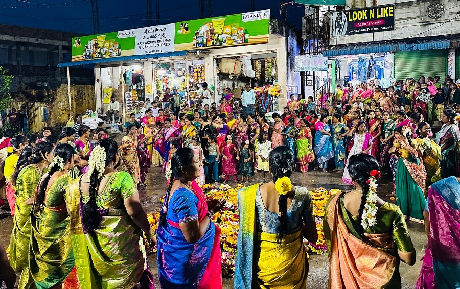 Bathukamma: వరంగల్ లో పూల పండుగ బతుకమ్మ సంబరాలు, పాల్గొన్న మంత్రి కొండా సురేఖ