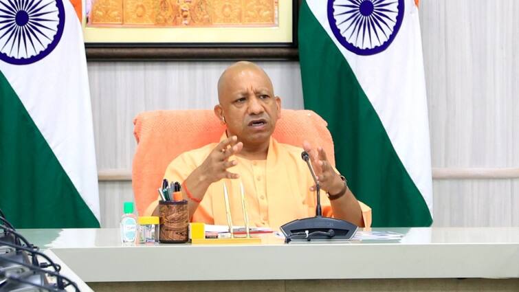 CM Yogi adityanath gave instructions to not pending any file more then three days लेट लतीफी पर सीएम योगी सख्त, कहा- '3 दिन से ज्यादा न लटके कोई फाइल, सीधे मुझसे मिलें'