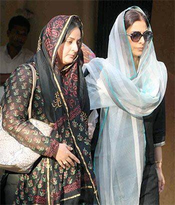 तब डैनी ने जैकी को तब्बू से दूर किया, लेकिन तब्बू रोती हुए फरहा के पास पहुंचीं और उन्हें सारा माजरा कह सुनाया.