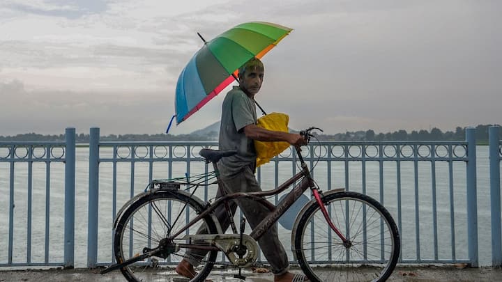 দক্ষিণবঙ্গের ১৫ জেলায় বজ্রবিদ্যুৎ সহ বৃষ্টির আশঙ্কা রয়েছে। পাশাপাশি উত্তরবঙ্গের ৬ জেলাতেও রয়েছে হলুদ সতর্কতা।  কেমন থাকবে আবহাওয়া ? জানাল হাওয়া অফিস।