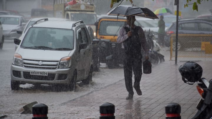 IMD Weather Forecast: मौसम विभाग के अनुसार इस बार उत्तर भारत में कड़ाके की ठंड जल्द ही दस्तक दे सकती है. इस बीच आईएमडी ने देश के कई राज्यों में भारी बारिश का अलर्ट भी जारी किया है.