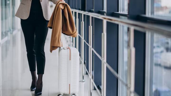 लेकिन इस नौकरी में फायदे के साथ-साथ कई सारी चुनौतियां भी हैं. हाल ही में ब्रिटेन के एक न्यूजपेपर डेली स्टार से बातचीत करते हुए रिटायर्ड एयर होस्टेस ने अपने 17 साल के अनुभव को इस इंटरव्यू में शेयर किया.