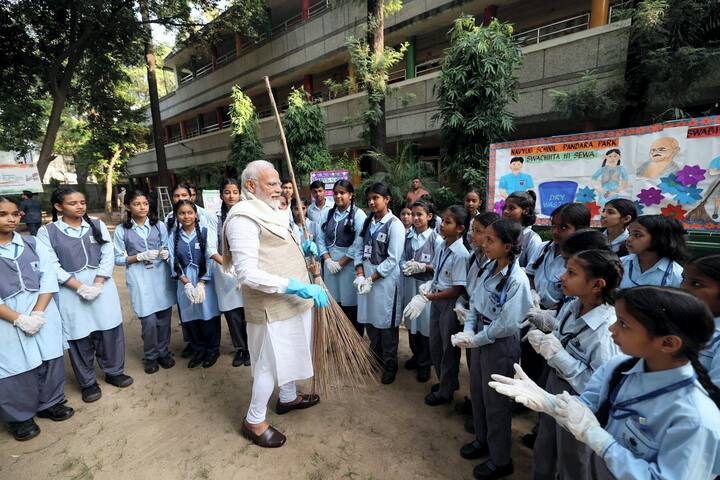 पीएम मोदी ने स्कूली बच्चों के साथ झाड़ू लगाया और कचड़े को उठाकर डस्टबीन में डाल. प्रधानमंत्री मोदी को अपने बीच पाकर स्कूली छात्रा-छात्राओं में खुशी देखने को मिली.