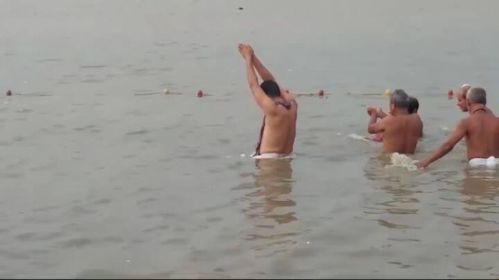 পিতৃপক্ষের অবসান দেবীপক্ষের সূচনায় মহালয়ার পূর্ণ লগ্নে তর্পণ করতে বুধবার সকাল থেকেই বালির গঙ্গার ঘাটে ঘাটে নেমেছে মানুষের ঢল। পূর্বপুরুষকে তুষ্ট করার যে প্রথা যুগ যুগ ধরে চলে আসছে আজও তার অন্যথা হয়নি। সবকিছু যাতে সুষ্ঠুভাবে সম্পন্ন হয় তার জন্য হাওড়া সিটি পুলিশের পক্ষ থেকে হাওড়া শহরের যেসব গঙ্গার ঘাটে তর্পণ চলছে সেখানে বিশেষভাবে নজরদারি চালানো হচ্ছে।