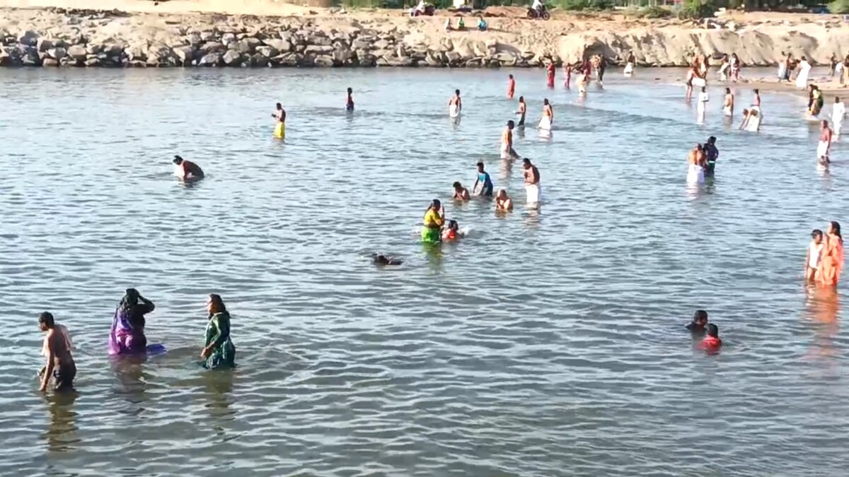 புரட்டாசி மஹாளய அமாவாசை - பூம்புகார் உள்ளிட்ட புண்ணிய நீர் நிலைகளில் திரண்ட பக்தர்கள்....!