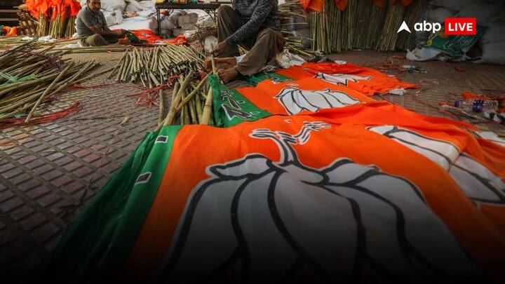 दरअसल, जम्मू अब कश्मीर की शीतकालीन राजधानी नहीं रही और ट्रेन भी अब कटरा तक जाने लगी है, जिससे जम्मू में तीर्थयात्रियों की आमद पहले से बहुत कम हो गई है. यह भी एक कारण है कि हिंदू मुख्यमंत्री बनेगा तो जम्मू के हित और हक में फैसला ले सकेंगे.