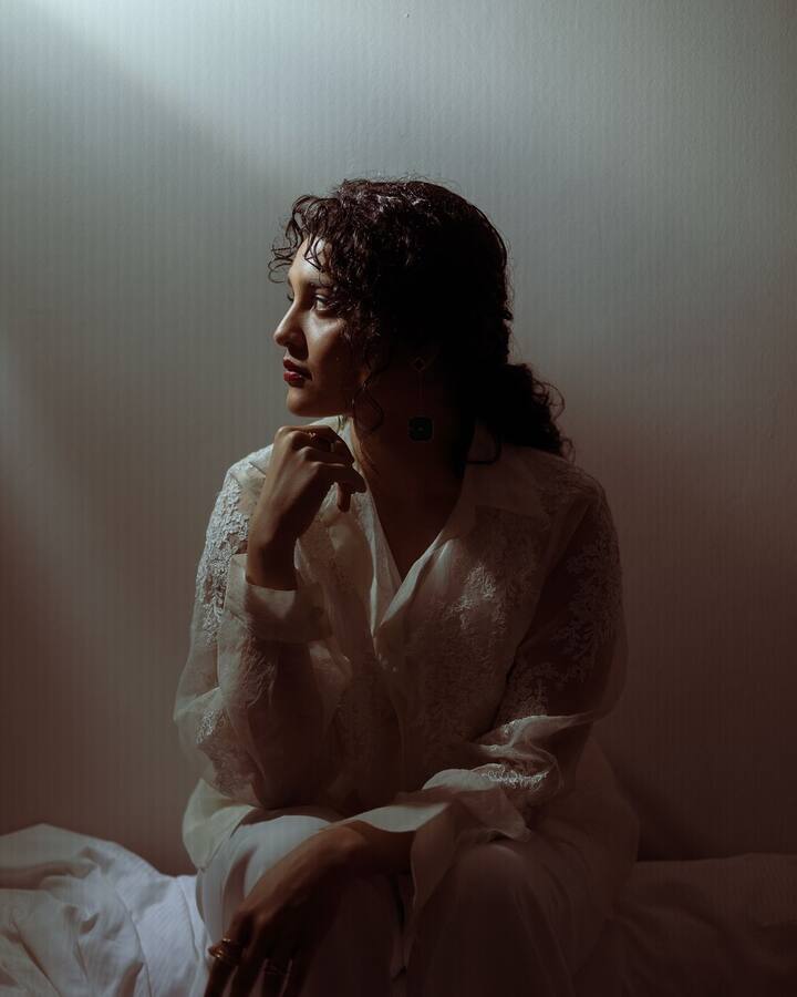 தற்போது வொயிட் ட்ரெஸ்ஸில் புகைப்படங்களை இன்ஸ்டாகிராமில் போஸ்ட் செய்து ரசிகர்களின் துக்கத்தை கெடுத்துள்ளார் ரித்திகா சிங் ஏகப்பட்ட லைக்குகளுடன் வைரலாகி வருகிறது