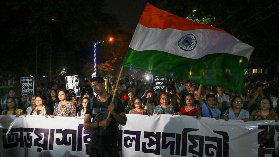 RG Kar News: 'তিলোত্তমা যেদিন বিচার পাবে, সেদিন উৎসব হবে', মাঝরাতে রাস্তায় নেমে বলছেন আন্দোলনকারীরা RG Kar News Raat Dokhol a day before Mahalaya Kolkata District News RG Kar News: 'তিলোত্তমা যেদিন বিচার পাবে, সেদিন উৎসব হবে', মাঝরাতে রাস্তায় নেমে বলছেন আন্দোলনকারীরা