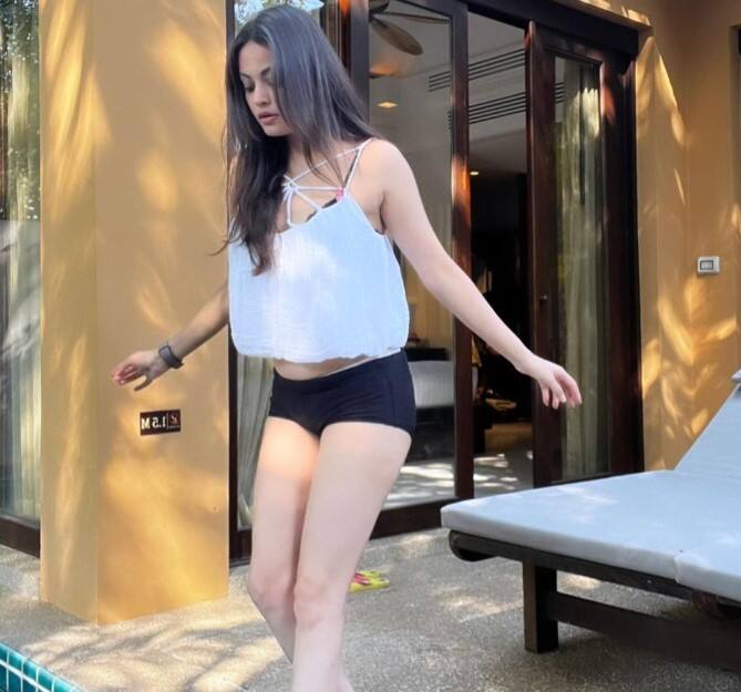 ભાગ્યશ્રીથી લઈને ઝરીન ખાન અને ડેઝી શાહ સુધી ઘણી અભિનેત્રીઓએ સલમાન ખાનની ફિલ્મોથી બોલિવૂડમાં એન્ટ્રી કરી હતી. જોકે, આ અભિનેત્રીઓની અભિનય કારકિર્દી બહુ સફળ રહી ન હતી. આ લિસ્ટમાં અન્ય એક અભિનેત્રીનું નામ સામેલ છે જેણે 17 વર્ષની ઉંમરે સલમાન ખાનની ફિલ્મથી એક્ટિંગ કરિયરની શરૂઆત કરી હતી. તે સમયે આ સુંદરીએ ઐશ્વર્યા રાય જેવા તેના દેખાવના કારણે ઘણી હેડલાઇન્સ બનાવી હતી પરંતુ તે બોલિવૂડમાં સફળ થઈ શકી ન હતી.