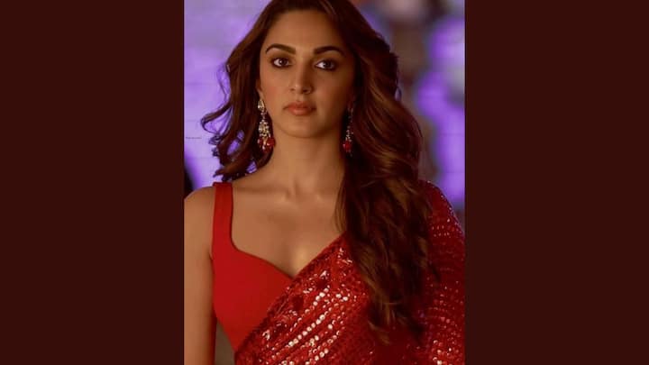 Kiara Advani in Jug Jug Jeeyo: Kiara Advani stunned audiences in Jug Jug Jeeyo with her radiant red saree. The sleeveless blouse paired with the saree accentuated her effortless charm. Her look was completed with neutral-toned makeup and a simple pair of earrings, that balances her overall look. (Image source: Pinterest/ vkr creations)