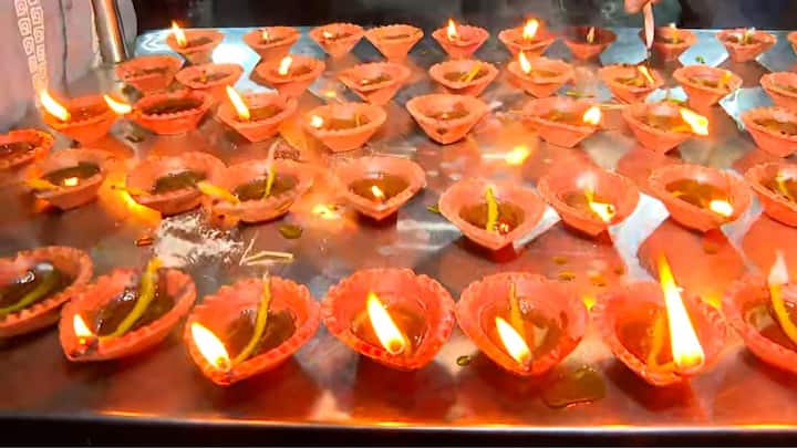 বর্ধমান শহরের কার্জন গেট এলাকায় মানববন্ধন। শিল্পীরা আঁকলেন ছবি, কেউ ধরলেন গান, তার সঙ্গেই জ্বালানো হল প্রদীপ।