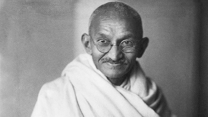 Gandhi Jayanti 2024: આજે એટલે કે બીજી ઓક્ટોબરે ગાંધી જયંતિ છે. મહાત્મા ગાંધીએ જીવનભર સત્ય અને અહિંસાનો માર્ગ પસંદ કર્યો. ગાંધીજીને જ્યારે ગોળી વાગી ત્યારે તેમના હાથમાં ક્યું ધાર્મિક પુસ્તક હતું.