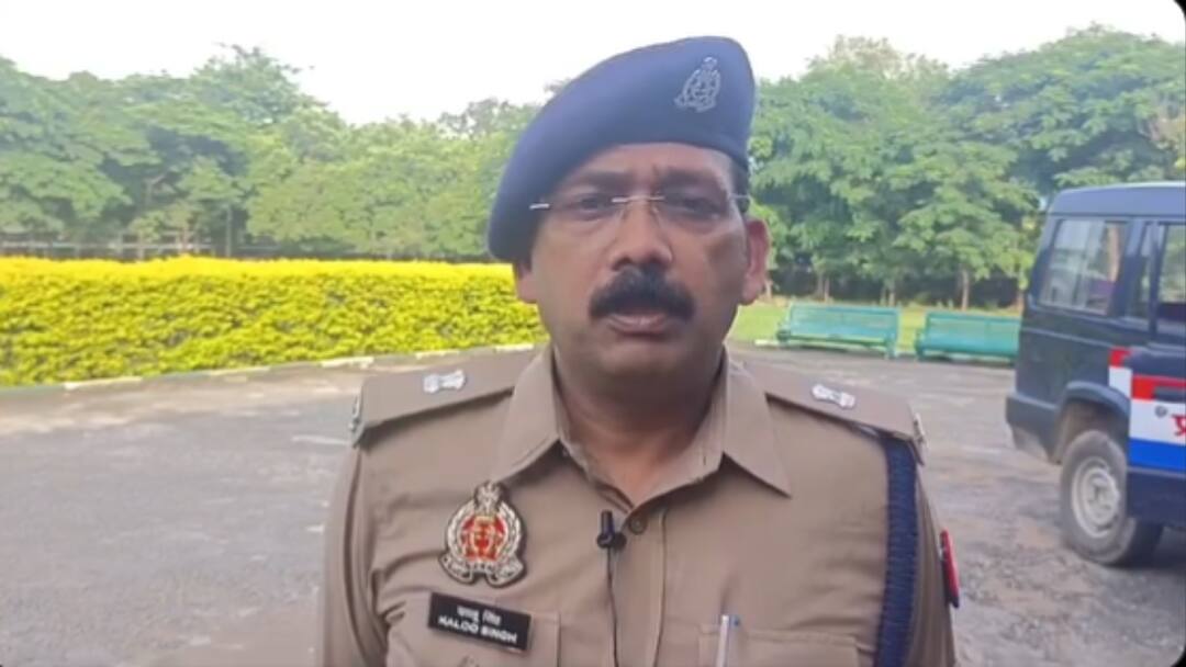 youth beat up a man and urinated on his face In Sonbhadra Police Arrested one Accused ann Sonbhadra Crime: सोनभद्र में मारपीट के बाद आदिवासी युवक पर पेशाब, पुलिस ने एक आरोपी को किया गिरफ्तार