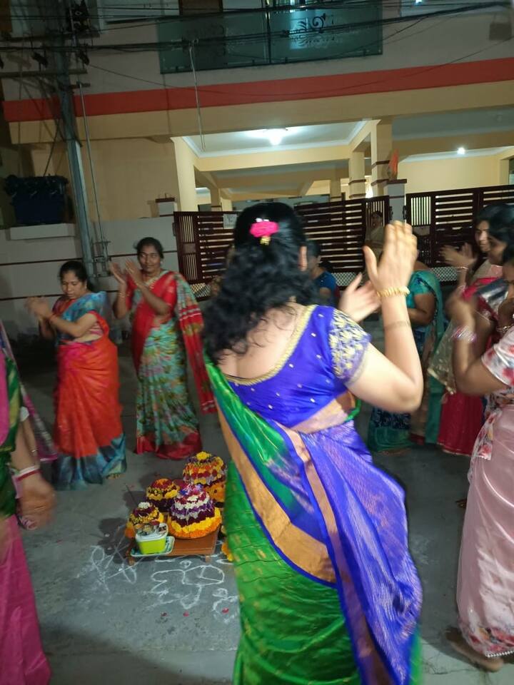 తెలంగాణ అస్తిత్వానికి చిహ్నం బతుకమ్మ పండుగ. ప్రకృతే పరమాత్మ అని పూలనే అమ్మవారిగా భావించి తొమ్మిది రోజుల పాటు పూజించే   ఈ పండుగ వెనుక కథలెన్నో..