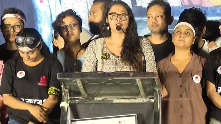কোচবিহার দেবী বাড়ি মন্দিরে সামনে আর জি কর-কাণ্ডের প্রতিবাদে ভোর দখল। ঢাক-ঢোল-কাঁসর বাজিয়ে প্রতিবাদের বার্তা দিলেন চিকিৎসক থেকে শুরু করে সাধারণ মানুষ। চিকিৎসককে ধর্ষণ-খুনে ন্যায়বিচার না পাওয়া পর্যন্ত উৎসবে ফিরছি না, জানালেন প্রতিবাদীরা।