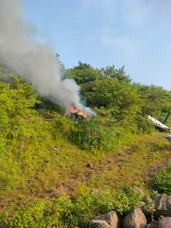 Pune Helicopter Crash: खासदार तटकरेंना घेण्यासाठी गेलेलं हेलिकॉप्टर कोसळलं; Photo पाहून अंगावर येईल काटा