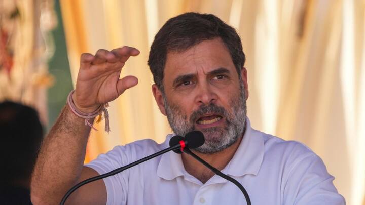 हरियाणा में कांग्रेस अपनी विजय संकल्प यात्रा निकाल रही है, जिसके दौरान राहुल गांधी ने कहा कि यदि भाजपा और कांग्रेस के बीच का फर्क समझना है तो वह यह है कि भाजपा संविधान को खत्म करती है और हम इसकी रक्षा करते हैं.