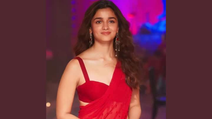 Alia Bhatt in Brahmāstra: Alia Bhatt wowed fans with her ethnic outfits in Brahmāstra: Part One – Shiva, particularly in her dazzling red saree. She kept it minimal yet striking by pairing it with a sleeveless blouse. The simplicity of her look, combined with the elegance of the saree, created a memorable on-screen moment. (Image source: Pinterest/Arthur J)