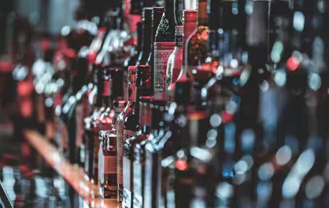 ਸ਼ਰਾਬ ਦੀਆਂ ਕੀਮਤਾਂ ਵਧਣ ਦੇ ਕਈ ਕਾਰਨ ਹਨ, ਸੂਬਾ ਸਰਕਾਰਾਂ ਆਪਣੀ ਆਮਦਨ ਵਧਾਉਣ ਲਈ ਸ਼ਰਾਬ 'ਤੇ ਐਕਸਾਈਜ਼ ਡਿਊਟੀ ਵਧਾ ਦਿੰਦੀਆਂ ਹਨ। ਵਧਦੀ ਮਹਿੰਗਾਈ ਕਾਰਨ ਸ਼ਰਾਬ ਉਤਪਾਦਕਾਂ ਨੂੰ ਆਪਣੀ ਉਤਪਾਦਨ ਲਾਗਤ ਵਧਾਉਣੀ ਪੈਂਦੀ ਹੈ, ਜਿਸ ਦਾ ਅਸਰ ਸ਼ਰਾਬ ਦੀਆਂ ਕੀਮਤਾਂ 'ਤੇ ਪੈਂਦਾ ਹੈ। ਇਸ ਦੇ ਨਾਲ ਹੀ ਜੇਕਰ ਸ਼ਰਾਬ ਦੀ ਮੰਗ ਵਧਦੀ ਹੈ ਤਾਂ ਇਸ ਦੀਆਂ ਕੀਮਤਾਂ ਵੀ ਵਧ ਸਕਦੀਆਂ ਹਨ।