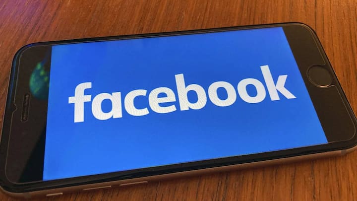 या प्लॅटफॉर्मवरील पहिला व्हिडिओ 2005 साली 24 एप्रिल रोजी रात्री 8:27 वाजता अपलोड करण्यात आला होता. हा व्हिडिओ YouTube सह-संस्थापक जावेद करीम यांनी अपलोड केला. या व्हिडिओचं शीर्षक 'मी अॅट द झू' आहे.