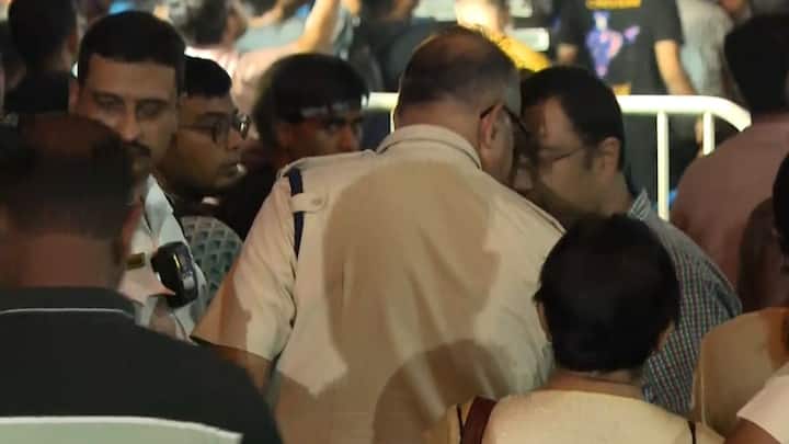 রাত থেকে ভোর, সন্ধে পেরিয়ে আরও একটা রাত। আর জি কর-কাণ্ডে অব্যাহত পথে প্রতিবাদ।চিকিৎসক ধর্ষণ-খুনে বিচার চেয়ে বাবুঘাটে জ্বলল হাজার প্রদীপ।